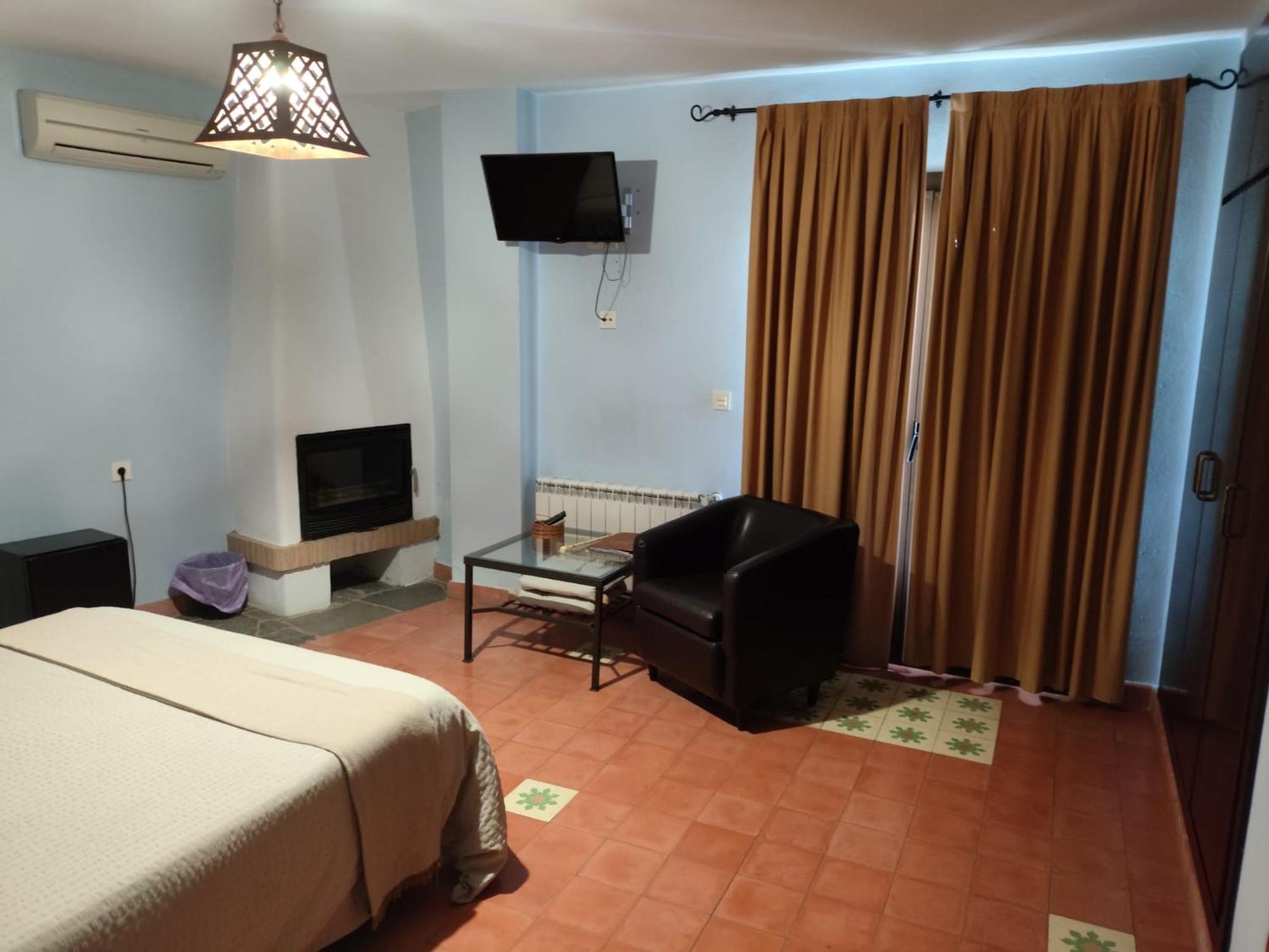 Hotel Rural La Posada De Las Cigueenas جيريز دي لوس كاباليروس المظهر الخارجي الصورة